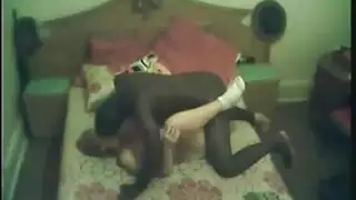 تجسس بين الأعراق: كلام فاحش ومشاهدة سرية