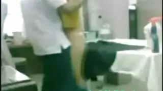 نيك جماعي مصري: ميلف مطلقة ممحونة تأخذ عدة زبابات