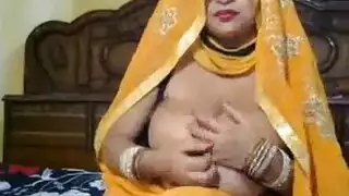 امرأة مفلسة في جوارب المثيرة وحزام الرباط، نائب جانيسا تمتص الديك الأسود الأسود