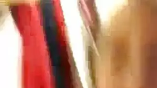 لاتينا شابة بصدر صغير تأخذ قضيبًا أسود سميكًا بعمق في فرجها