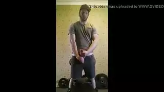 محظوظ يحصل على مص قضيبه من قبل عاهرتين