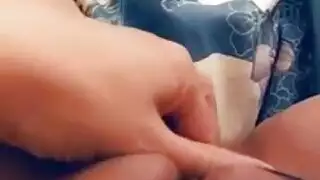 بنت تلعب في كسها علا السرير ليوحدها في غرفة مظلمة