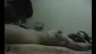 عاهرات الكلية يتناوبن على قضيب أسود ضخم ويتم تناكهن من الخلف