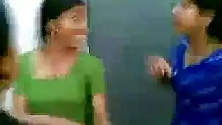 طالبات صغيرات يحصلن على لعق مهبلهن المبلل وجماع