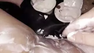 الفتاة الجائعة: تمتع فرجها بالزبادي وقضيب زجاجي سميك