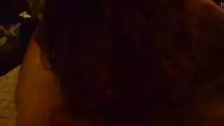 جميلة عربية سمراء تُضاجع بقوة من قبل رجل أبيض