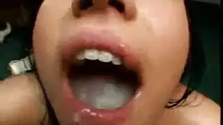 فم لا يشبع: عاهرة تخدم عدة قضبان من أجل المني