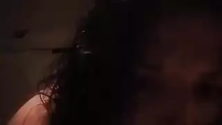 زوجة بيضاء ساخنة تقدم جنس فموي عميق وفوضوي مذهل