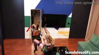 عرض إباحي منفرد: حبيبة سابقة شقراء تتباهى بفرجها الحليق في لعبة مرآة