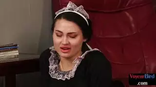 خادمة فيمدوم في جوارب تجعل رئيسها يقذف بفمها الرطب وجسدها الساخن