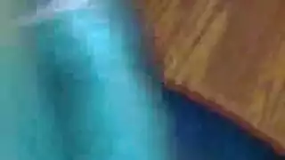 فتاة سمراء مليئة الجسم تأخذ قذفًا إباحيًا ساخنًا على وجهها