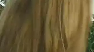 عاهرة مفلسة تمص قضيبًا وتنكح من الخلف