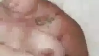 جيني تلعب بفرجها بشهوة بينما يراقبها رجل