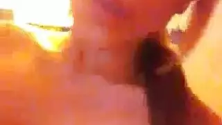 استمناء على الأريكة: شقراء هاوية تمص القضيب وتدخل نفسها بقوة