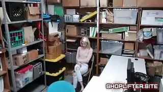 جلسة جماع علنية: مراهقة عارية تُملأ في الخارج
