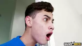 مراهقة عارية تنتظر قضيبًا صلبًا ليملأ فرجها الضيق