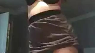 جوارب وثدي: آسيوية في مشهد قاسي وحسّي
