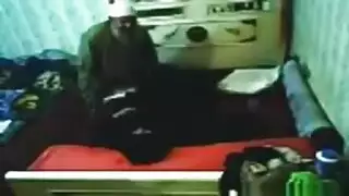 شيخ ينيك شرموطة جميلة في الغابة
