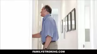 ابن الزوج يسيطر على زوجة أبيه المشتهية في فيلم إباحي قاسٍ