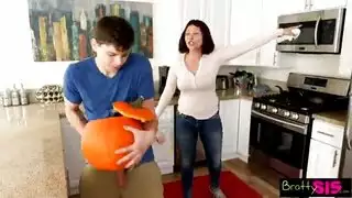 امرأة ناضجة وصديقتها تشاركان شاباً في ثنائي جنسي صريح