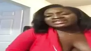 تبلغ النشوة بشدة في سراويل داخلية وردية ضيقة أمام المرآة