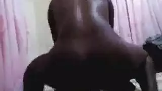 طلبت فتاة صغيرتي زميلها في الغرفة بالتوقف في غرفة نومها ويمارس الجنس معها مثل الجنون