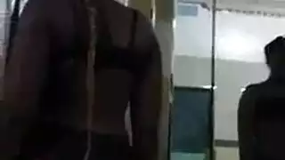 الشاب الخجول يُهيأ ثم يُحشى بقضيب إباحي سميك