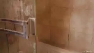 عاهرة مراهقة تمسك بأبيها مع سروالها، تعطيه مؤخرتها وكسها لاستخدامه
