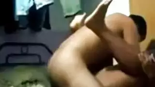 عربية تئن بينما يقتحمها زبر من الخلف في جنس خشن