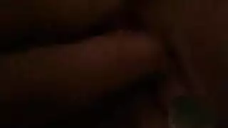 رجلان يخدمانها: واحد بأصابعه والآخر يغطيها بالسائل المنوي