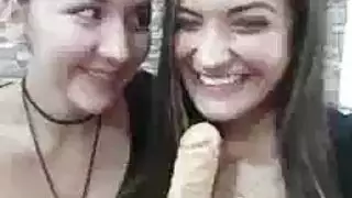 سحاقيات لاتينيات في جلسة إباحية جامحة مليئة بالألعاب