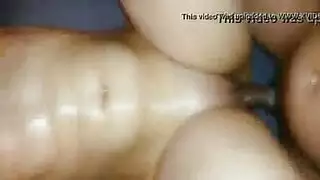 مشهد إباحي لمراهقة: كس محلوق وعري كامل