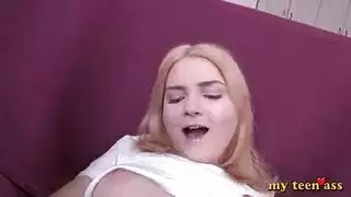 تلميذة شقراء مثارة لا تستطيع مقاومة استخدام هزازها