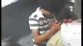 تثبيت الجارة الممتلئة لجنس خشن على السلم