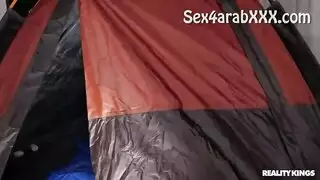 زوجة الأب بريتني أمبر في جنس جماعي جامح في المخيم مع ابن الزوج وصديقه
