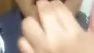 عاهرة مستعدة تتألم لقضيب صلب في فتحتها وثدييها الكبيرين