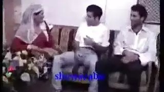 ثلاث عاهرات مثيرات تعبد قضيبًا محظوظًا