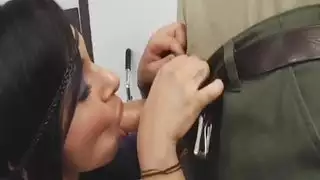 بحسس عليها ف باص