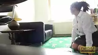 فتاة بريطانية تتعرض للضرب بقوة على الأريكة وتنتهي بالقذف على وجهها