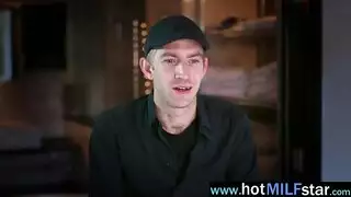 رغبة العمة الجامحة للحصول على قضيب كبير تؤدي إلى فعل إباحي