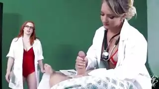 صبي صغير يمارس الجنس مع جاره الذي لديه ثديين كبيرة ومستديرة الإباحية