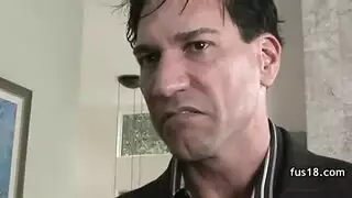 سكس حيوانات متطرف: كلب مثار يركب ويُخصب فتاة مستسلمة