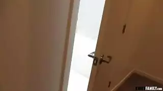 نجامة سرية في الحرم: سمراء تبلع الزب ثم تأخذه من الخلف