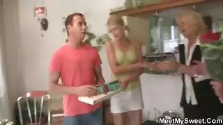 أنبوب إكس إكس إكس مجاني: عاهرة تأخذ أحمال متعددة