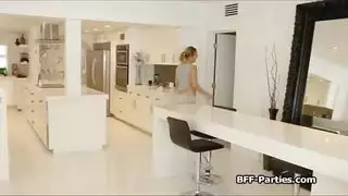 مغامرة زبه ثخين: حفلة نيك ثلاثية مع شقراوات