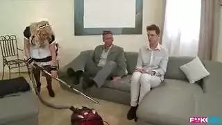 راجل يعزم صاحبه على مراتو