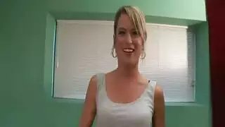 شقراء متعطشة للقضيب تبهر في المقابلة، وتحصل على ملء كمكافأة