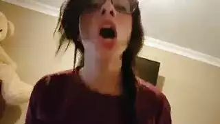 طالب يُضرب بقضيب أبوي مزدوج في أوgy مبلل