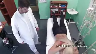 سروالها الداخلي هو الشيء الوحيد المرتدي قبل أن تُمارس معها الجنس