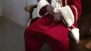 سانتا يدلك قضيبه الكبير، متخيلًا حلم نكاح مزدوج